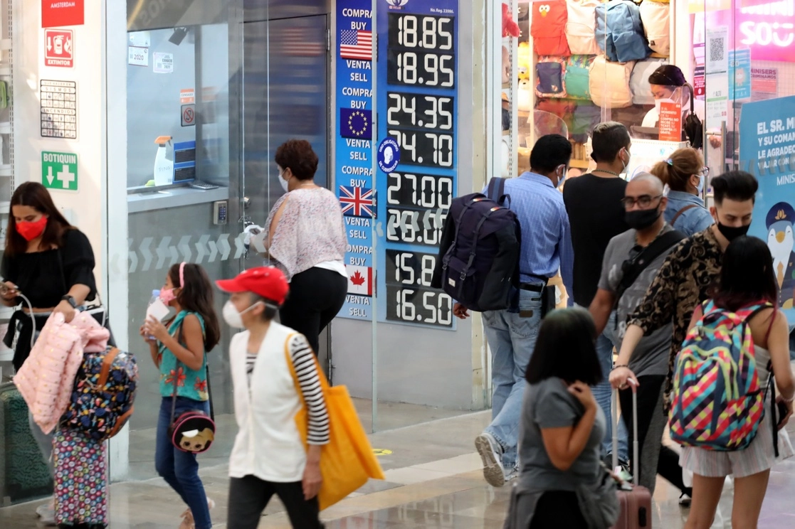 Cotización del dólar en una casa de cambio del Aeropuerto Internacional de la Ciudad de México. Foto Roberto García Ortiz / Archivo