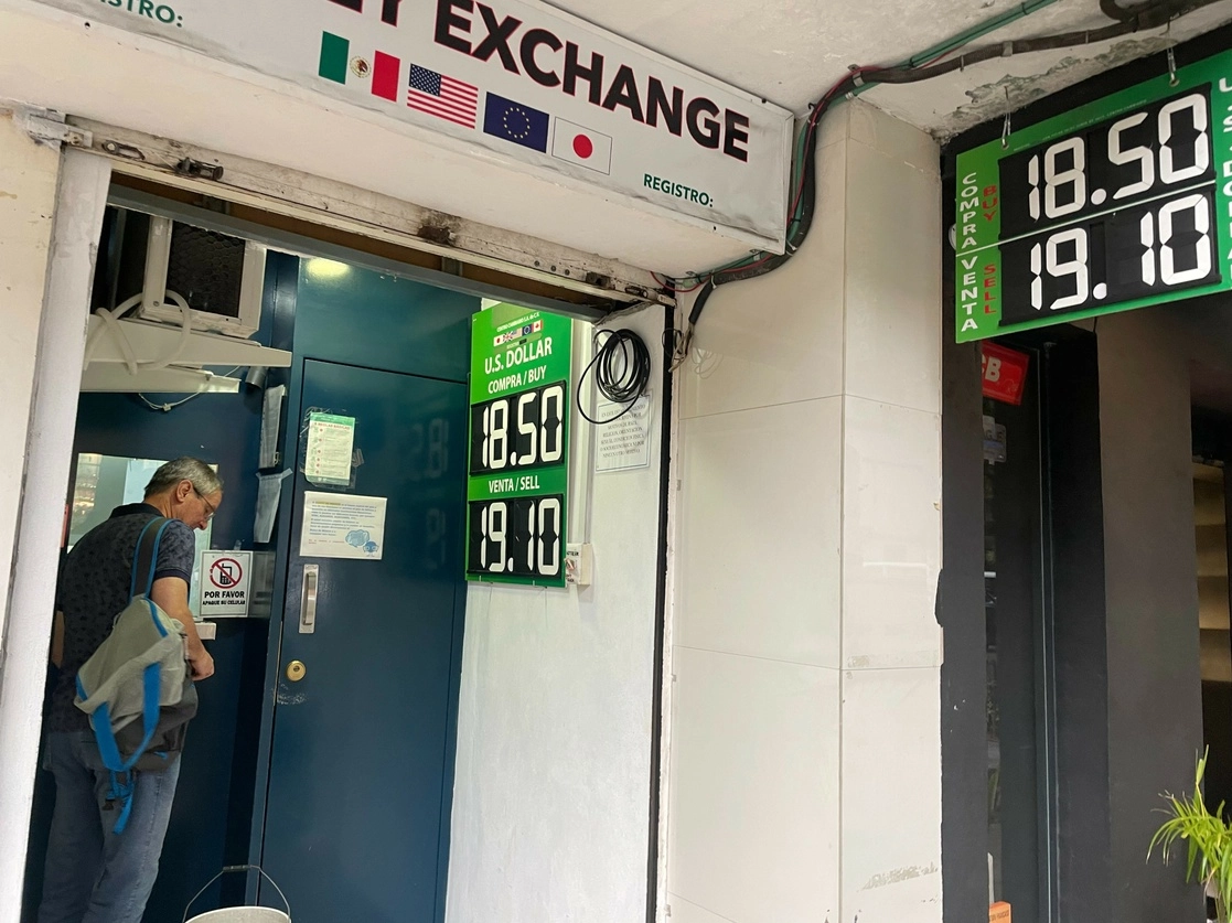 Cotización del dólar en una casa de cambio de la Zona Rosa, en la Ciudad de México. Foto Yazmín Ortega Cortés / Archivo