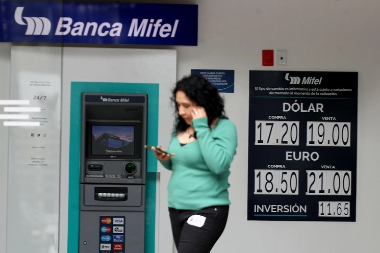 Cotización del dólar en la capital del país. Foto Roberto García Ortiz / Archivo
