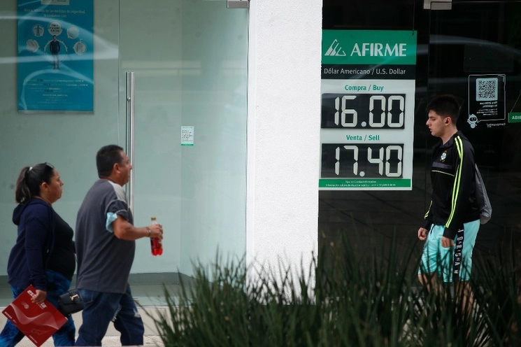 Cotización del dólar en la capital del país. Foto Cristina Rodríguez / Archivo