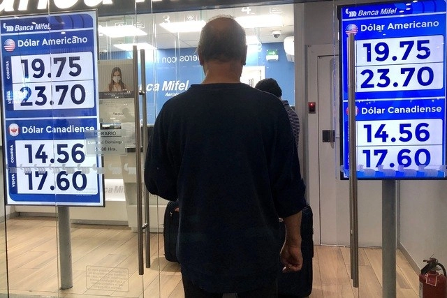 Cotización del dólar en una casa de cambio del Aeropuerto Internacional de la Ciudad de México, en imagen de archivo. Foto Luis Castillo