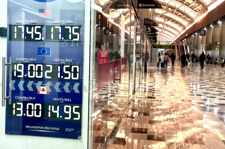 Se estima que este miércoles el peso mexicano cotice entre 17.50 a 17.70 por dólar. Foto Luis Castillo