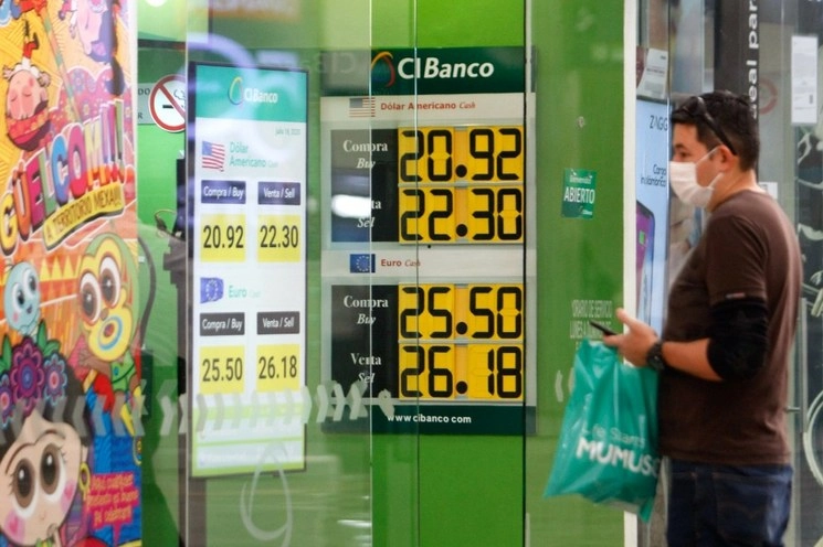 El peso mexicano se depreciaba este martes por sexta sesión consecutiva debido a la cautela de los inversionistas que aguardan noticias sobre la negociación de un paquete de estímulos en Estados Unidos. Foto Roberto García Ortiz / Archivo