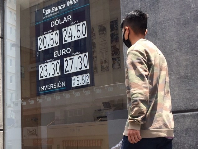 Durante la sesión se espera que el tipo de cambio cotice entre 21.85 y 22.09 pesos por dólar. Foto Guillermo Sologuren / Archivo