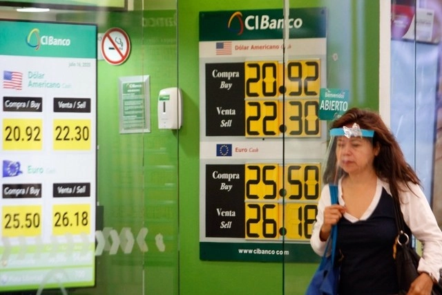 Cotización del dólar en una sucursal bancaria de la capital del país, en julio pasado. Foto Roberto García Ortiz