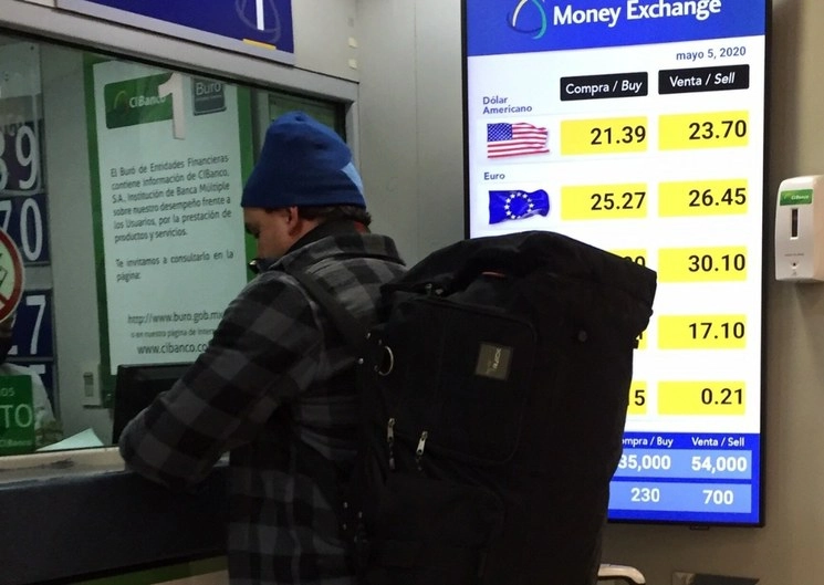 El peso mexicano se depreciaba este jueves por segunda jornada consecutiva, ante crecientes temores de una lenta recuperación de la economía global. Foto Guillermo Sologuren / Archivo