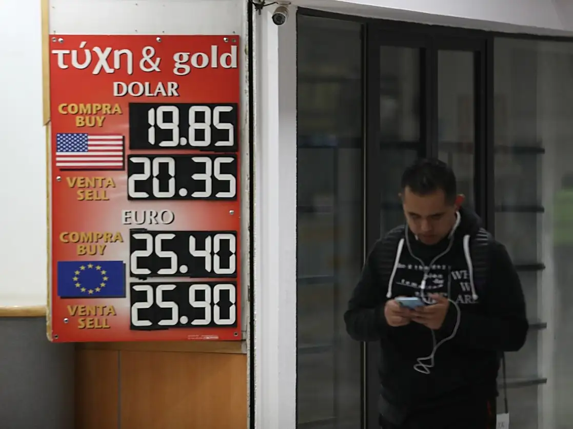 Cotización del dólar en casas de cambio en el Aeropuerto Internacional de la Ciudad de México. Foto Yazmín Ortega Cortés / Archivo