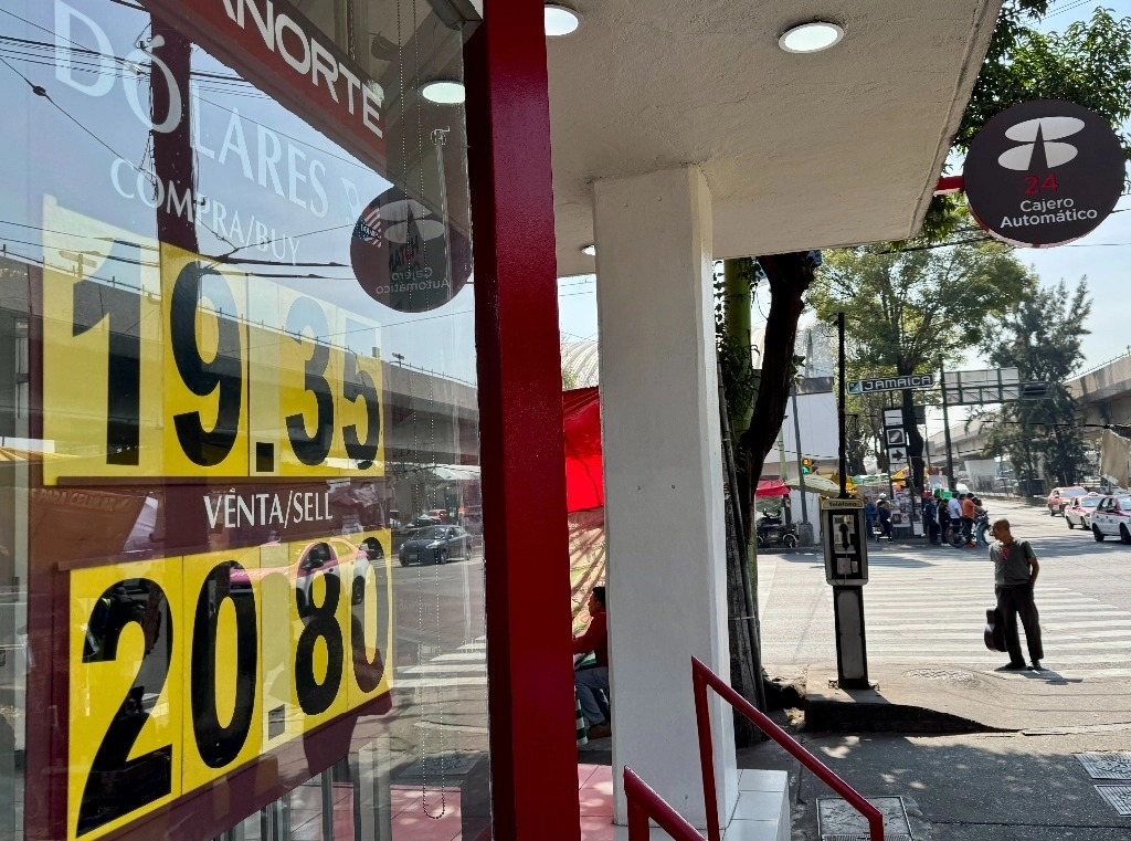 Cotización del dólar en una sucursal bancaria de la Ciudad de México, el 13 de noviembre de 2024. Foto Roberto García Ortiz