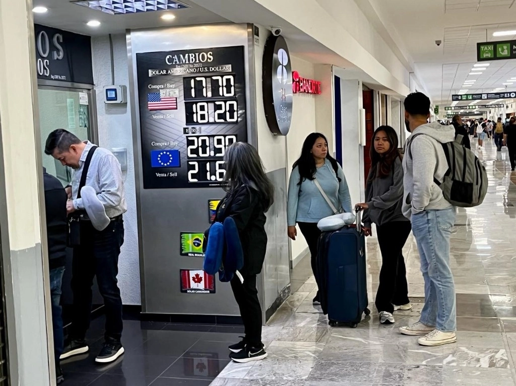 Cotización del dólar en una casa de cambio en la Terminal 1 del Aeropuerto Internacional de la Ciudad de México, el 18 de junio de 2024. Foto Luis Castillo