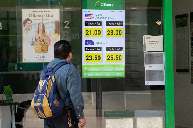 El Banco de México colocó este miércoles 5 mil millones de dólares ofrecidos en una subasta de crédito en dólares, que es parte de una serie de medidas para dar liquidez al mercado monetario, lo que dio un respiro a la moneda mexicana. Foto Pablo Ramos / Archivo