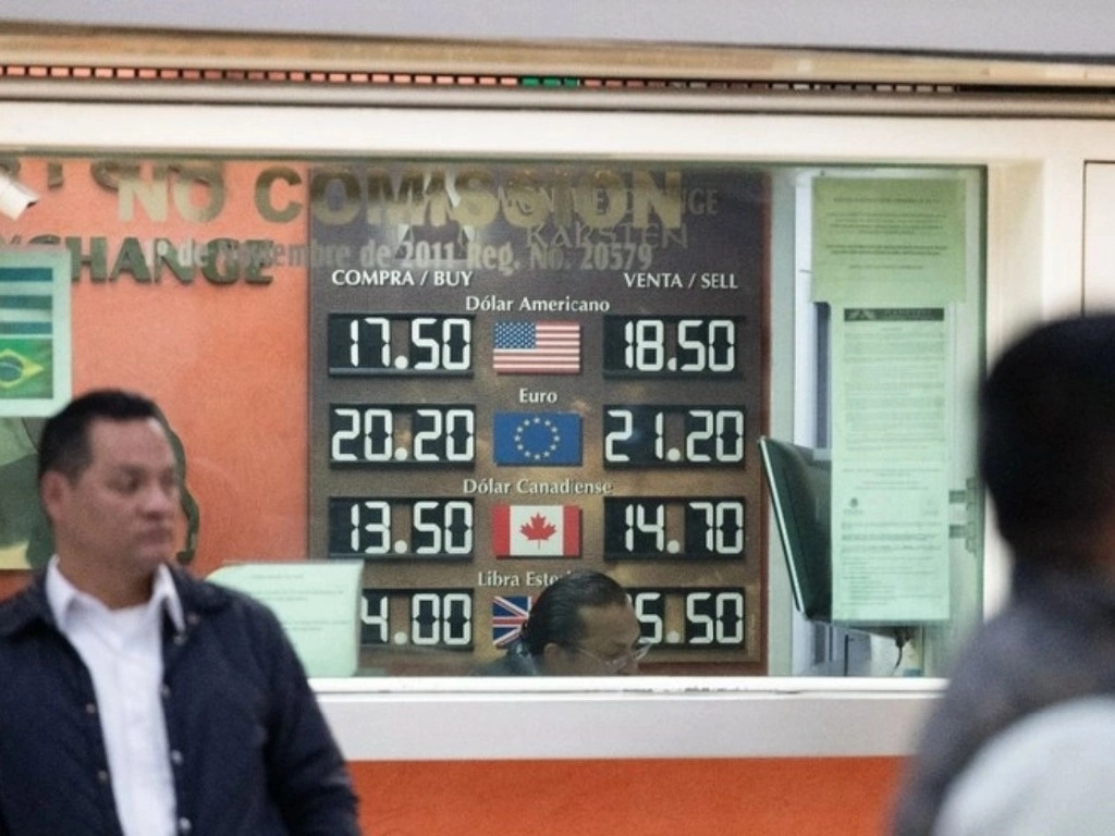 Cotización del dólar en una casa de cambio en la Ciudad de México. Foto Pablo Ramos / Archivo