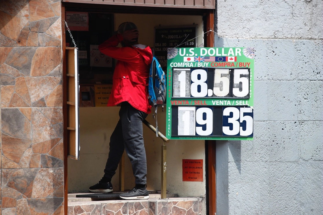 Durante la sesión del jueves, el pesó mexicano operó entre un máximo de 21.0090 unidades y un mínimo de 20.7690 unidades. Foto Cristina Rodríguez/Archivo