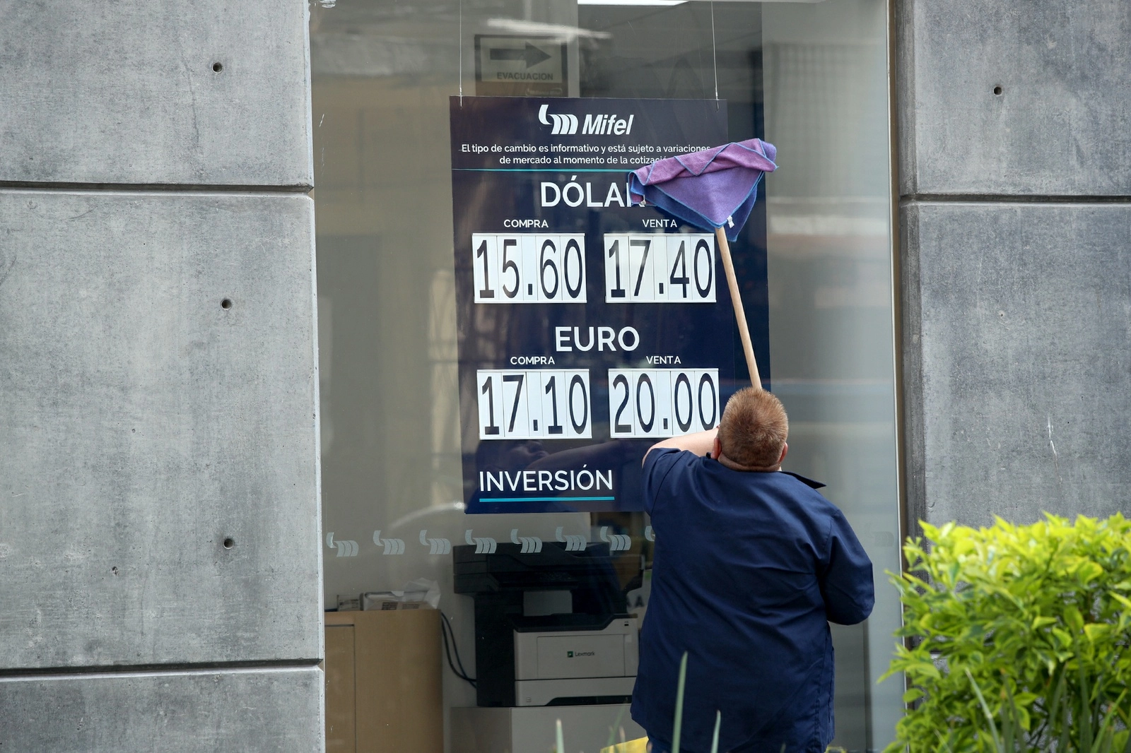 Cotización del dólar en agosto de 2023 en la Ciudad de México. Foto María Luisa Severiano