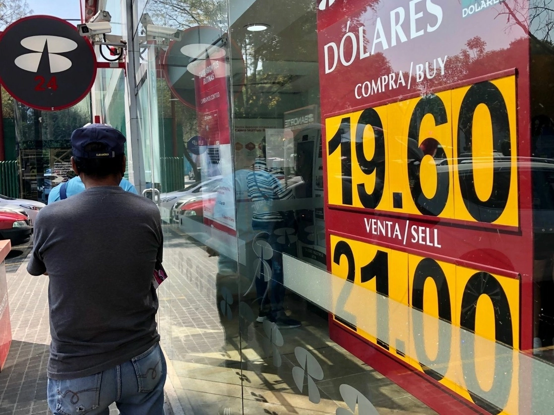 Cotización del dólar en una sucursal bancaria de la Ciudad de México. Foto Luis Castillo / Archivo