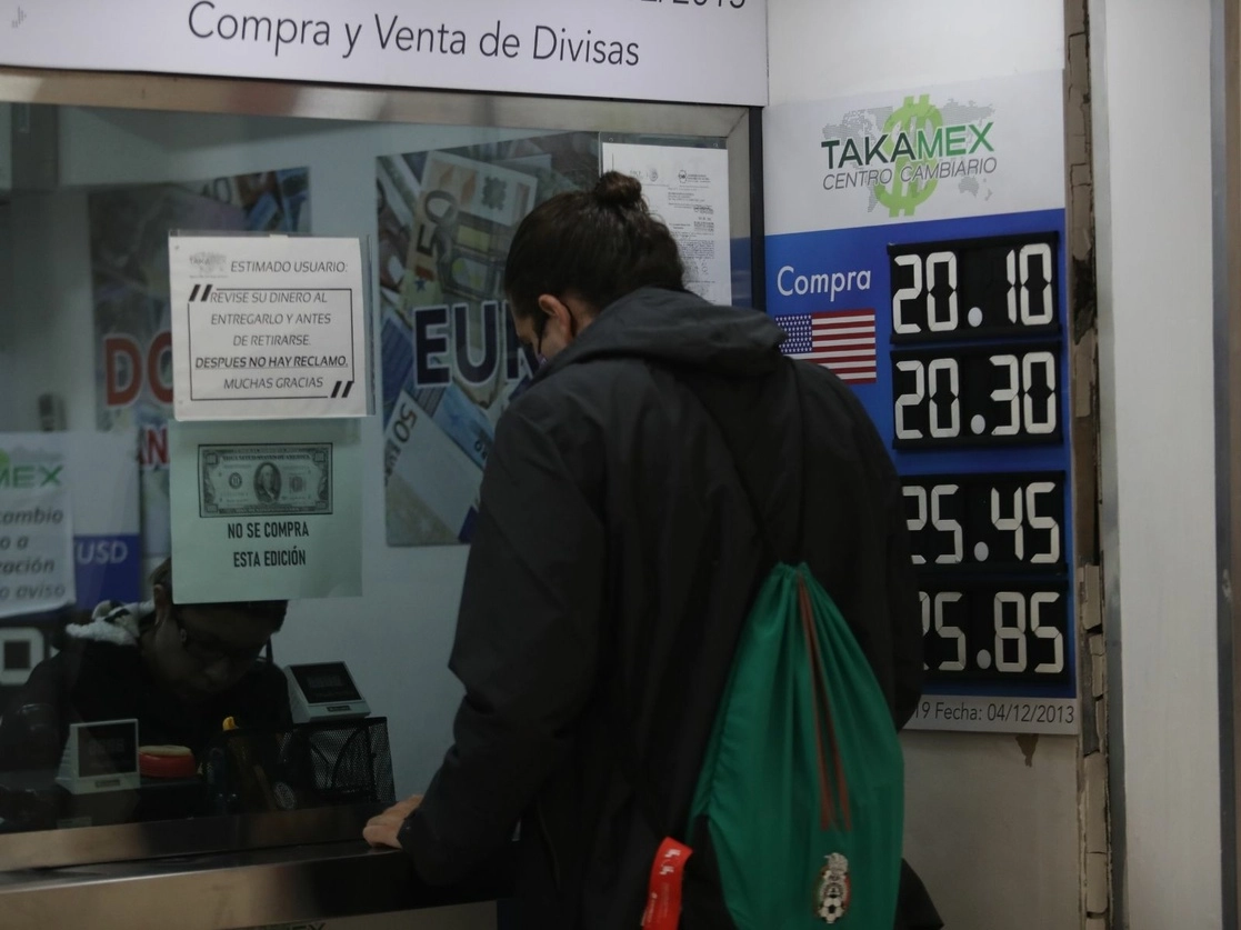 Se espera que la moneda mexicana oscile este miércoles en un rango de 19.95 a 20.30 por dólar. Foto Yazmín Ortega Cortés / Archivo