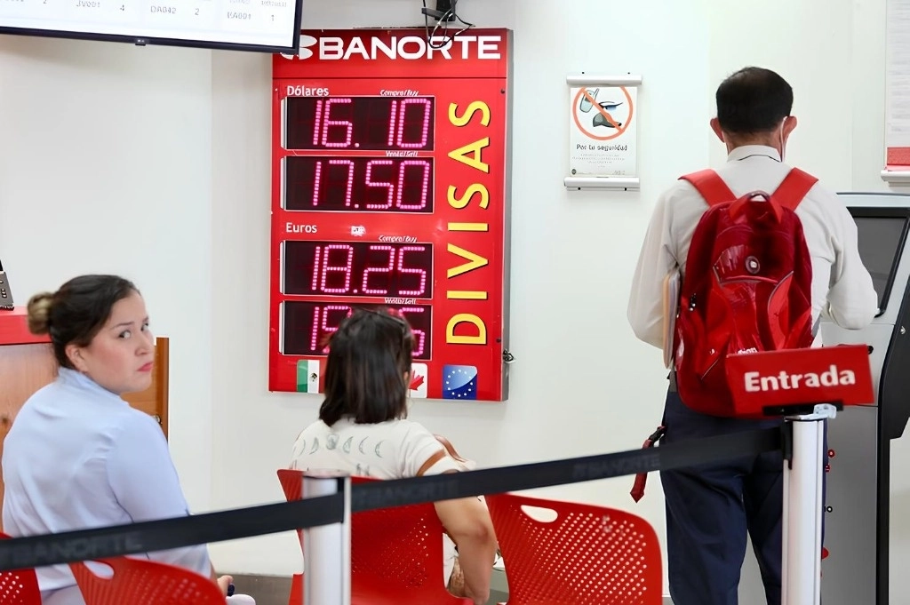 Cotización del dólar en una sucursal bancaria de la Ciudad de México. Foto Roberto García Ortiz / Archivo

