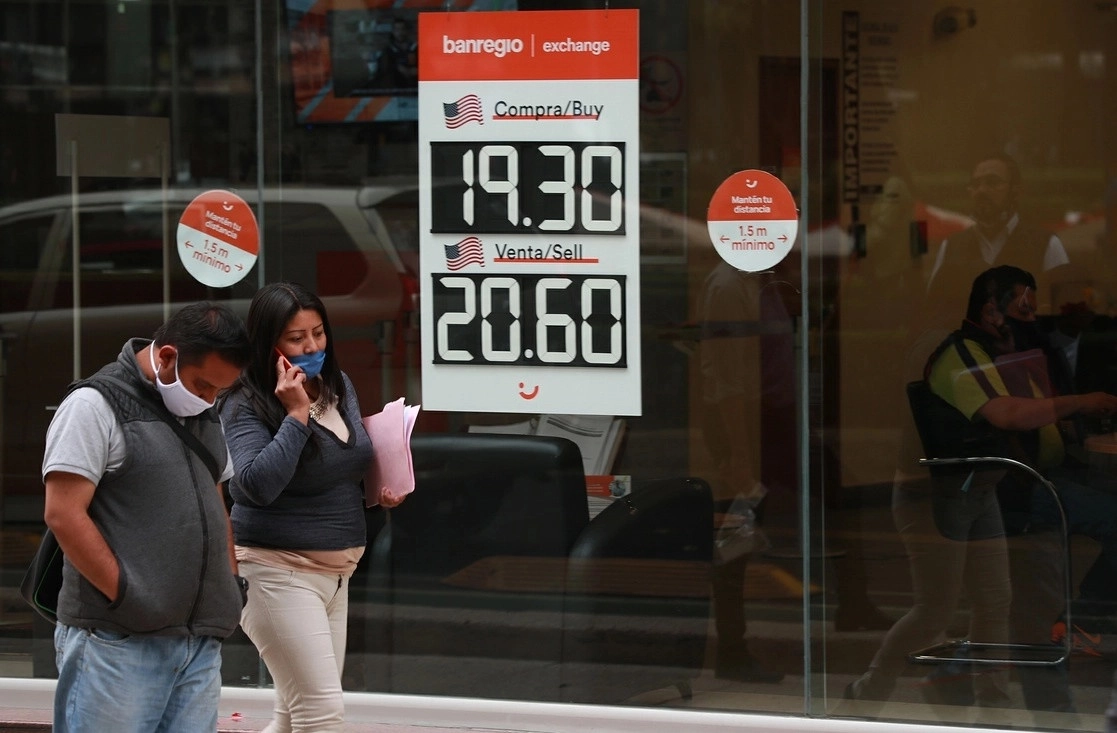 En la apertura de este jueves, el peso se deprecia 0.67 por ciento para cotizar alrededor de 20.35 por dólar, siendo la divisa emergente que presenta la mayor caída frente a la moneda estadunidense. Foto María Luisa Severiano / Archivo