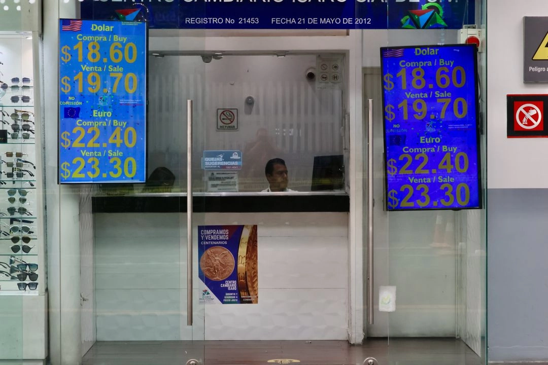Cotización del dólar en un local de la terminal 2 de Aeropuerto Internacional de la Ciudad de México, el 10 de junio de 2025. Foto 