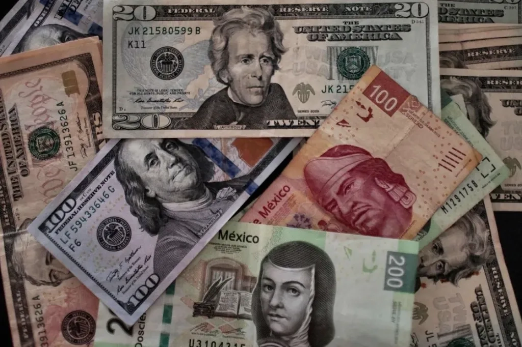 Imagen de archivo de billetes de diferente denominación. Foto