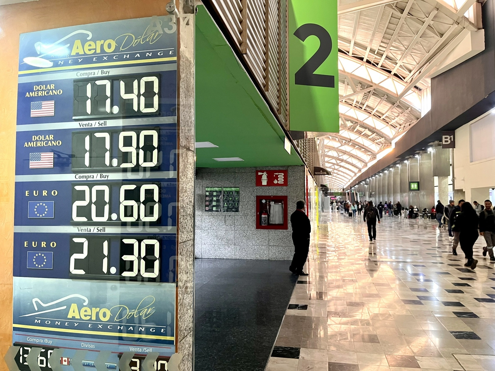 Cotización del dólar en el Aeropuerto Internacional de la Ciudad de México. Foto Luis Castillo / Archivo