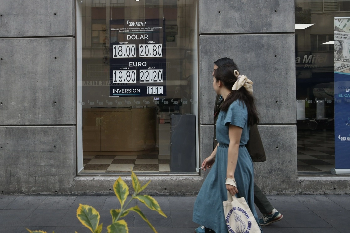 Cotización del dólar en una sucursal bancaria de la capital del país. Foto Yazmín Ortega Cortés / Archivo