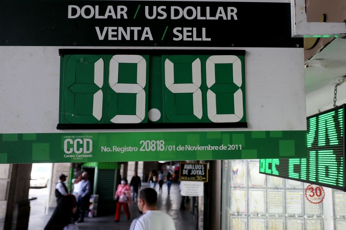 Cotización del dólar en una casa de cambio de la Ciudad de México. Foto Roberto García Ortiz / Archivo