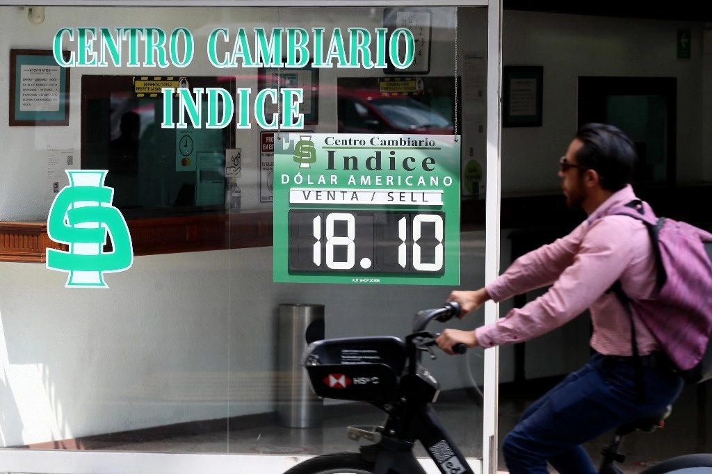 Cotización del dólar en una casa de cambio de la capital del país, el 24 de abril de 2023. Foto Roberto García Ortiz