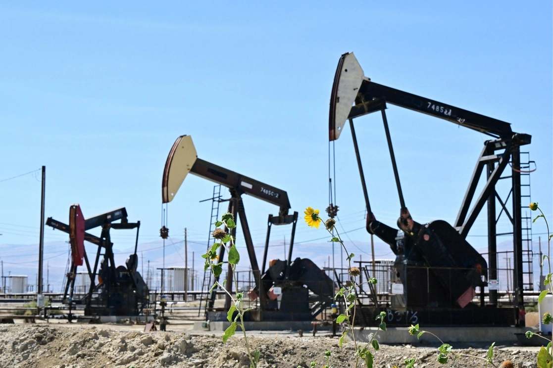 Bombas petroleras cerca de la Carretera 33, conocida como la ‘Carretera del petróleo’, al norte de McKittrick, en el condado de Kern, California. Foto Afp / Archivo