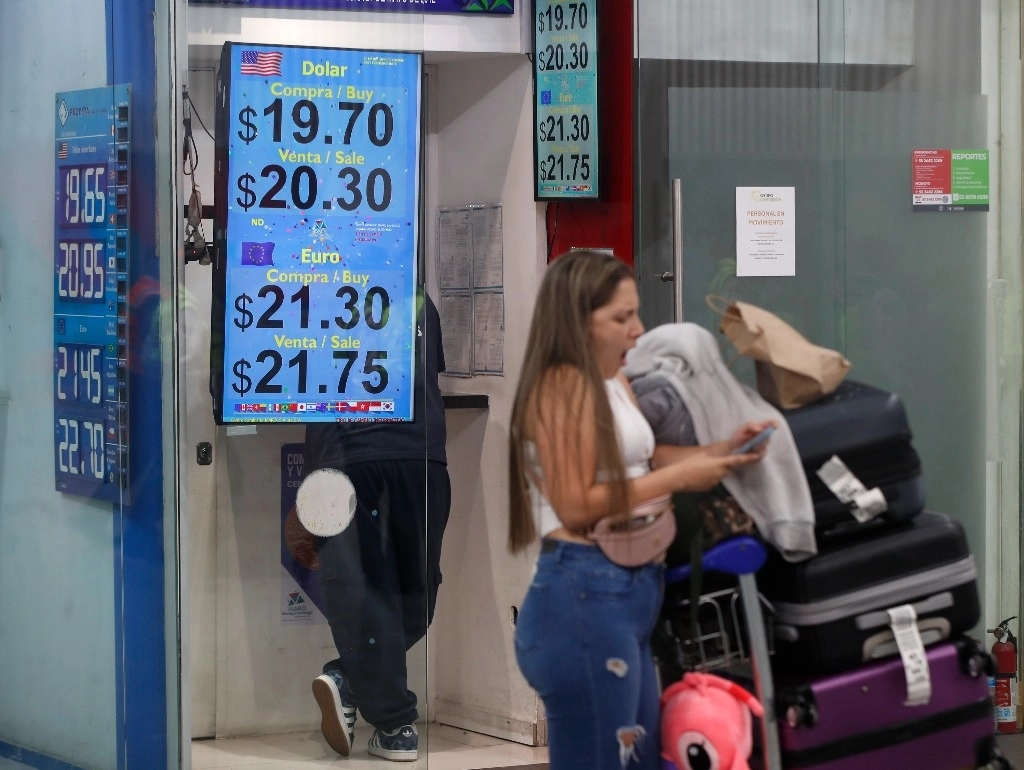 Cotización del dólar en una casa de cambio del Aeropuerto Internacional de la Ciudad de México, el 9 de febrero de 2025. Foto Cristina Rodríguez