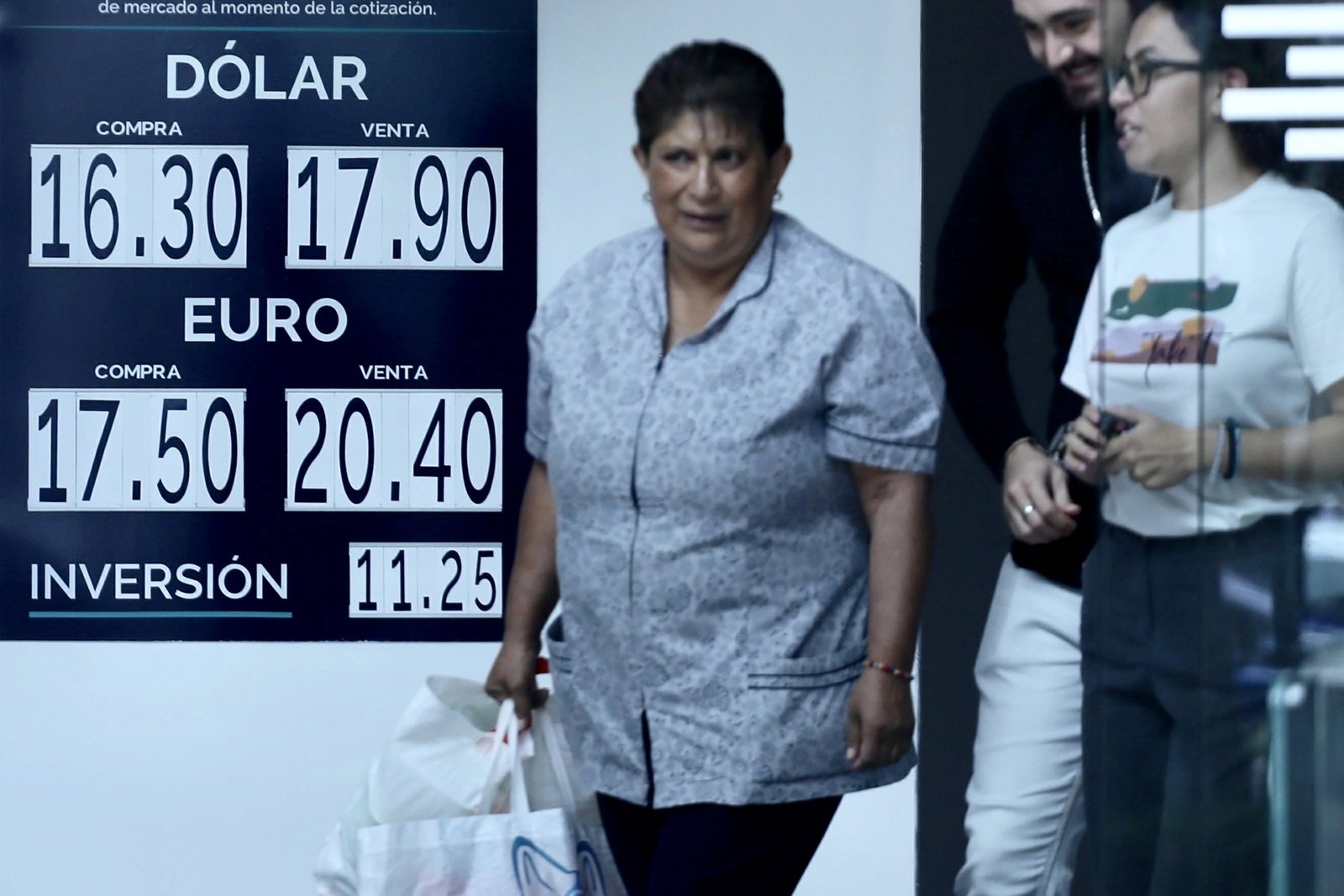 Cotización del dólar en la capital del país. Foto Roberto García Ortiz / Archivo