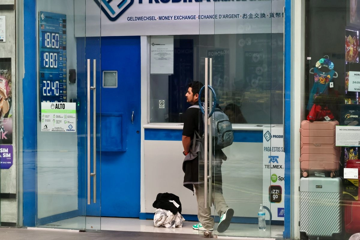 Cotización del dólar en una casa de cambio del Aeropuerto Internacional de la Ciudad de México, el 10 de junio de 2025. Foto 