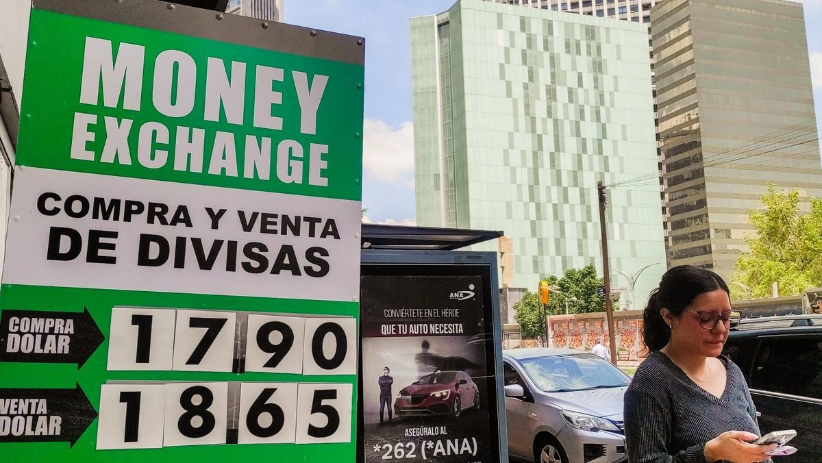 Cotización del dólar en una casa de cambio de la Ciudad de México, el 18 de septiembre de 2025. Foto 