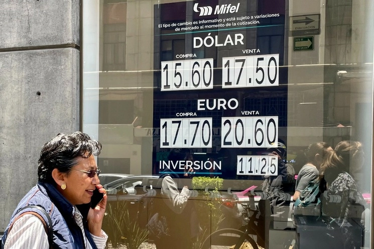 Cotización del dólar en la capital del país. Foto Roberto García Ortiz / Archivo