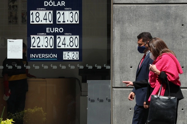 Luego de seis jornada a la baja frente al dólar, el peso mexicano se recuperó unos centavos este martes. Foto María Luisa Severiano