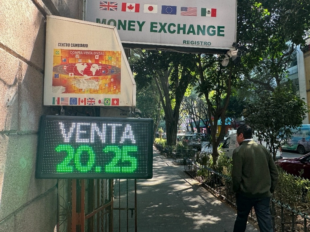 Cotización del dólar en una casa de cambio de la Ciudad de México, el 23 de enero de 2025. Foto Luis Castillo