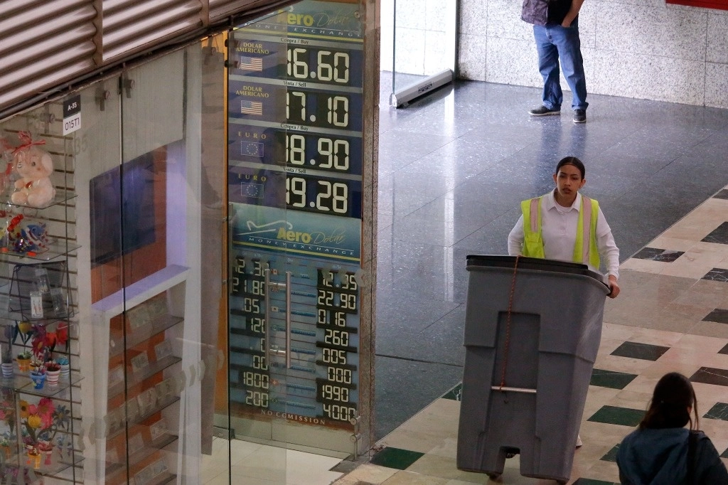 Cotización del dólar en casa de cambio en el Aeropuerto Internacional de la Ciudad de México. Foto María Luisa Severiano / Archivo