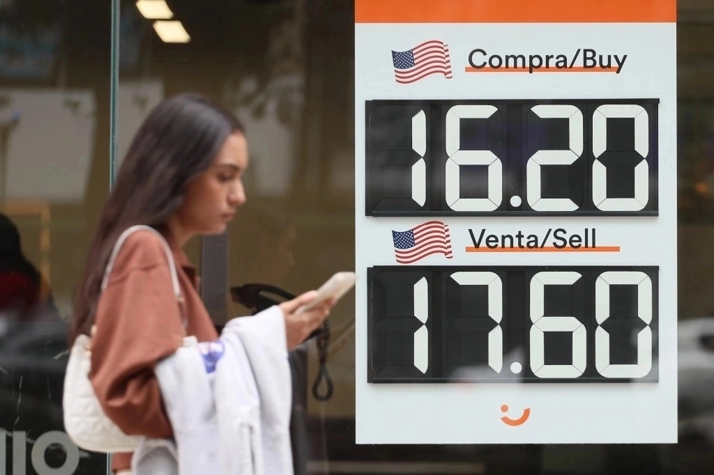 Cotización del dólar en la capital del país. Foto Roberto García Ortiz / Archivo