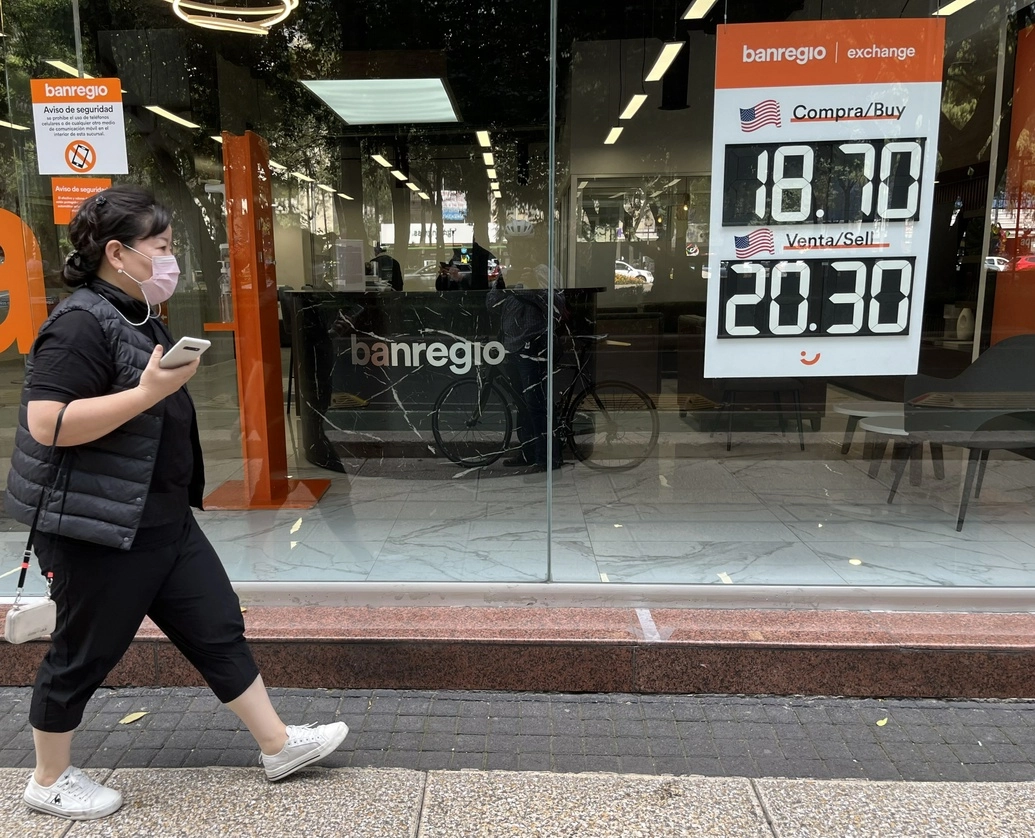 Cotización del dólar en una sucursal bancaria de la capital del país. Foto José Antonio López / Archivo