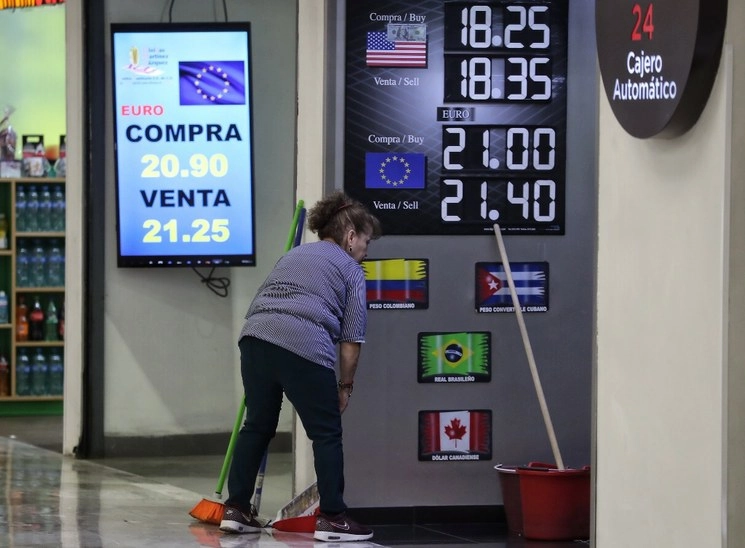 El peso mexicano se depreciaba este jueves por tercera sesión, presionado nuevamente por temores sobre el impacto económico del brote de coronavirus y apuestas de que bancos centrales de la región pudieran seguir los pasos de la Fed. Foto Marco Peláez