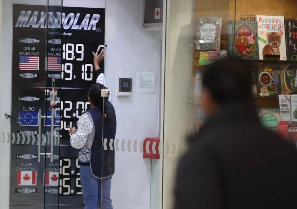 Cotización del dólar en una casa de cambio en el Aeropuerto Internacional de la Ciudad de México, este martes 23 de febrero de 2021. Foto José Antonio López