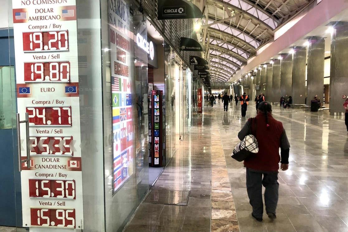 Cotización del dólar en una casa de cambio del Aeropuerto Internacional de la Ciudad de México. Foto Luis Castillo / Archivo