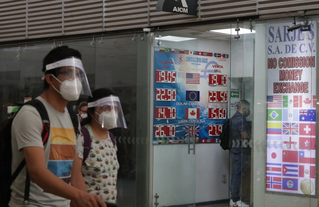 Cotización del dólar en una casa de cambio de la capital del país. Foto Roberto García Ortiz / Archivo