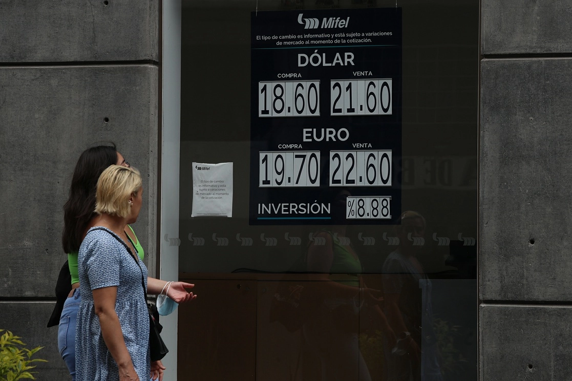 Cotización del dólar en una sucursal bancaria de la capital del país, el 8 de agosto de 2022. Foto María Luisa Severiano