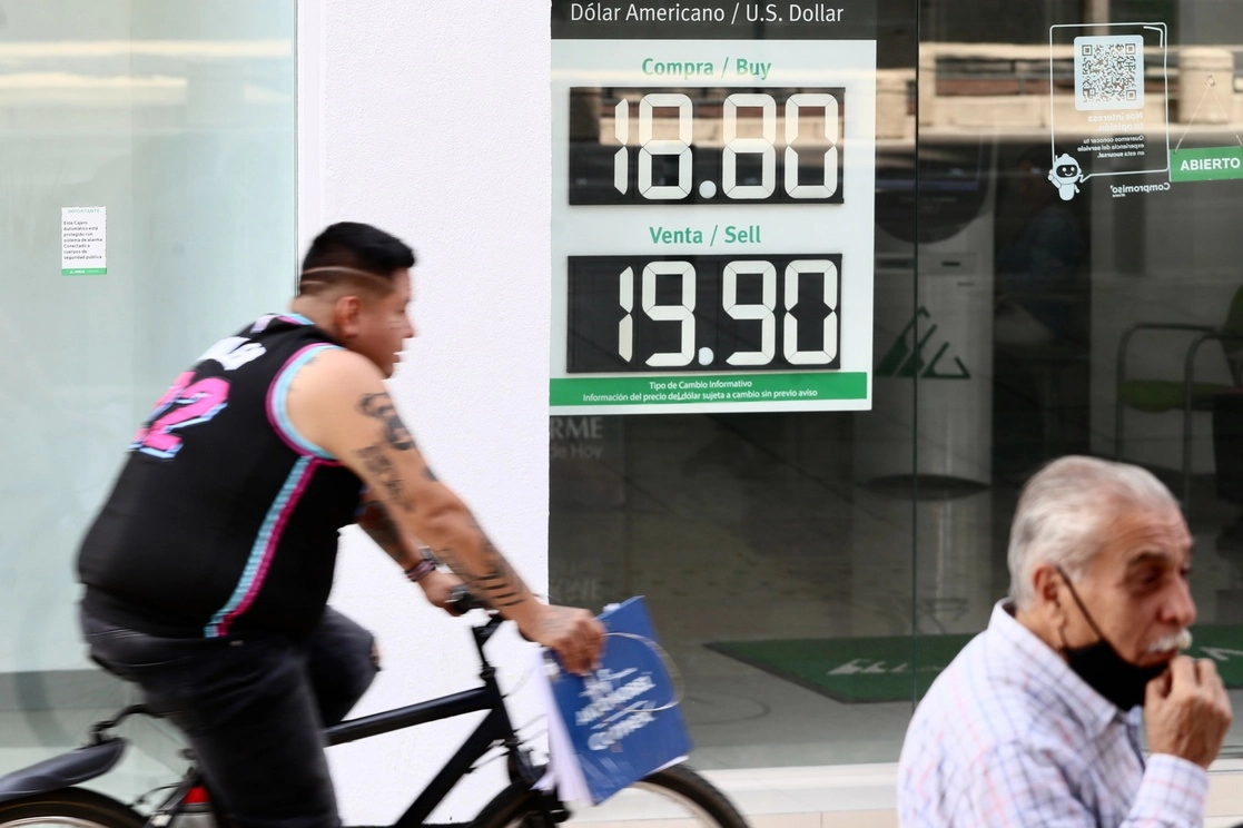 Cotización del dólar en una sucursal bancaria de la Ciudad de México. Foto Roberto García Ortiz / Archivo