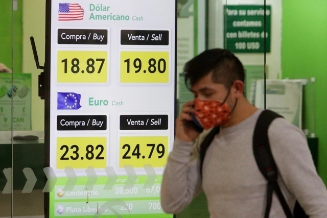 Cotización del dólar en una sucursal bancaria del AICM. Foto Roberto García Ortiz / Archivo