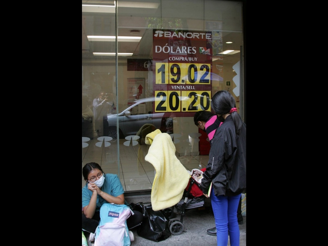 Cotización del dólar en una sucursal bancaria de la capital del país, ayer. Foto Roberto García Rivas