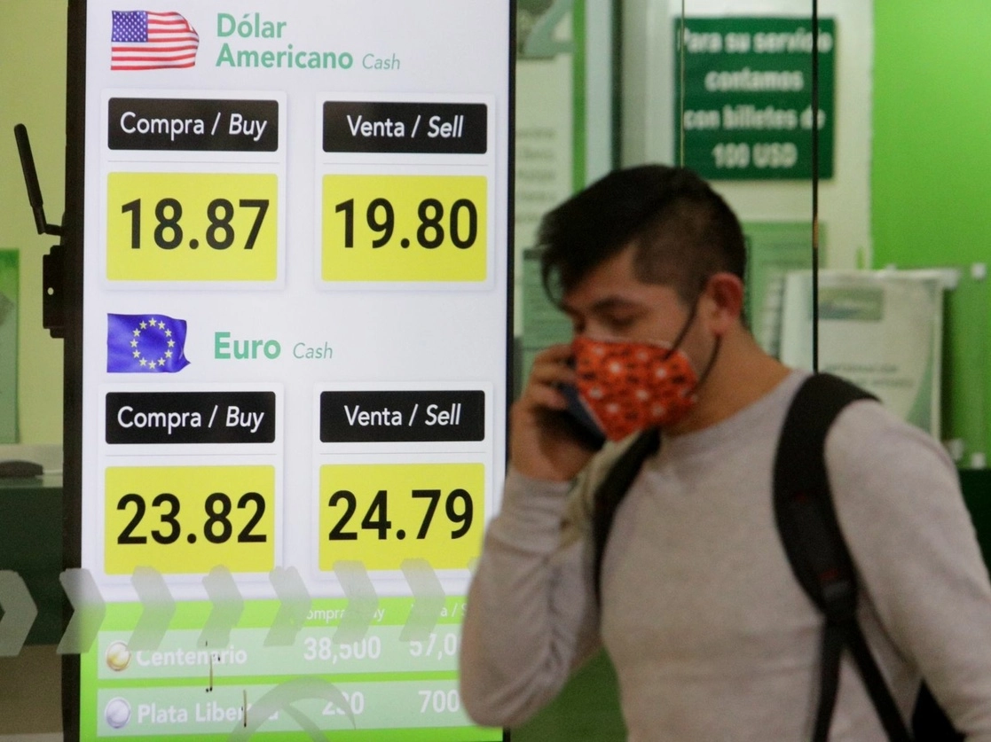 Cotización del dólar en la Ciudad de México. Foto Roberto García Ortiz / Archivo