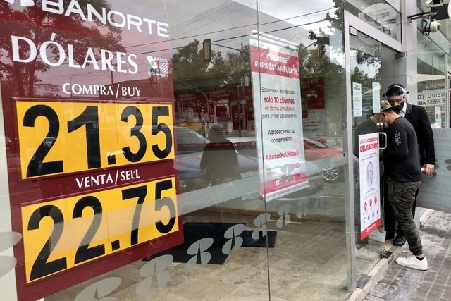 La moneda local se cotiza a 21.24 por dólar, con una ganancia de 0.65 por ciento.  Foto Luis Castillo / Archivo
