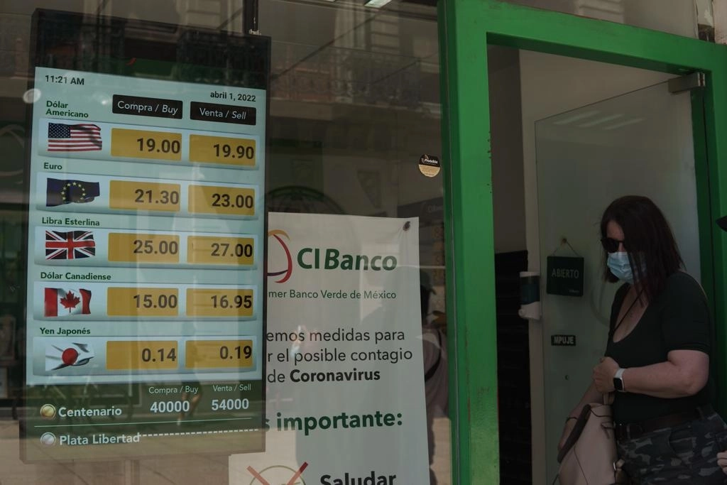 El dólar se cotiza en 19.90 pesos en centros bancarios de la Ciudad de México, el 1 de abril de 2022. Foto Pablo Ramos