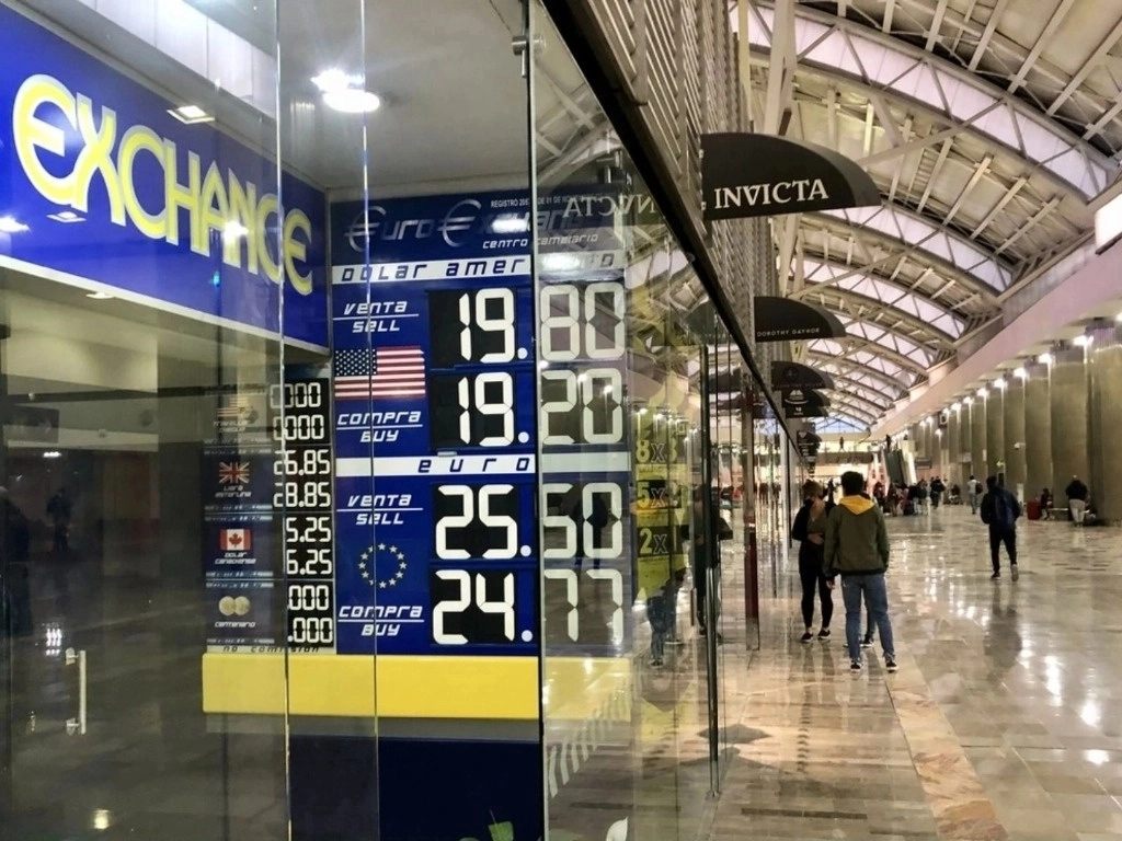 En imagen de archivo, la cotización del dólar en una casa de cambio en el Aeropuerto Internacional de la Ciudad de México. Foto Luis Castillo